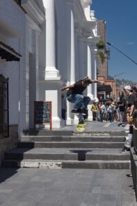 Kickflip sobre escaleras del parque de envigado.